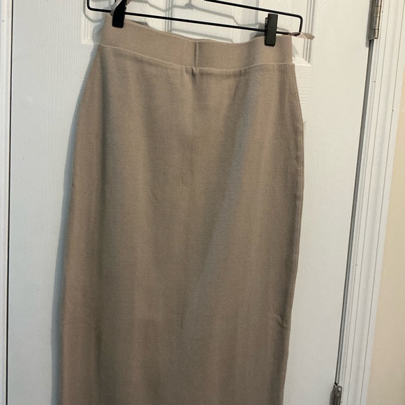 Elegant Tan knit Skirt - Picture 7 of 8